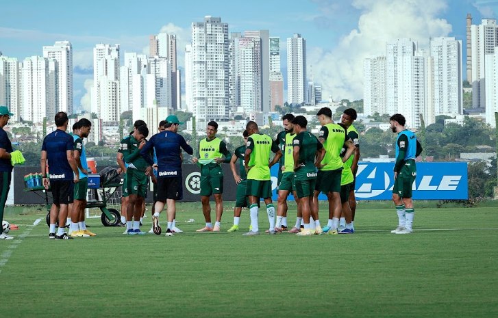 Goiás defende liderança da Série B em partida fora de casa