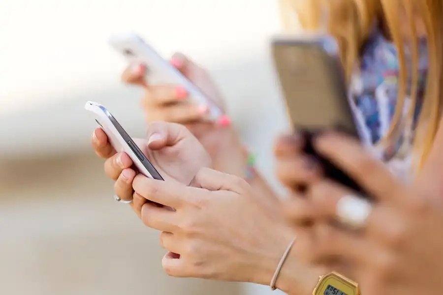 Goiás registra queda no percentual de crianças e adolescentes que têm celular para uso pessoal, aponta IBGE