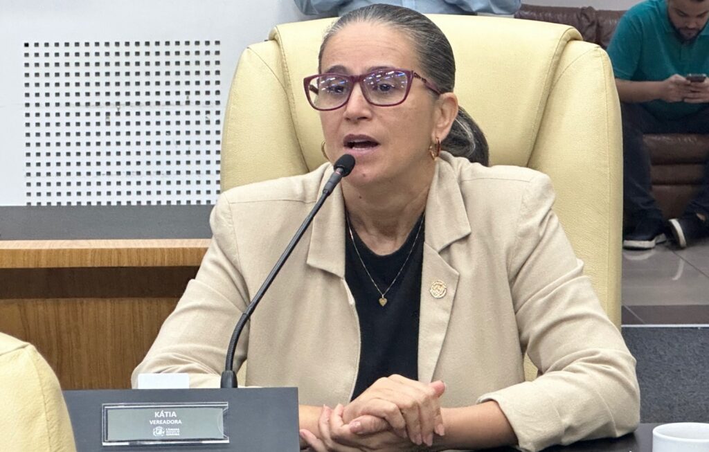 Vereadora Kátia aciona MP e TCM contra Prefeitura por descumprimento de lei federal da educação