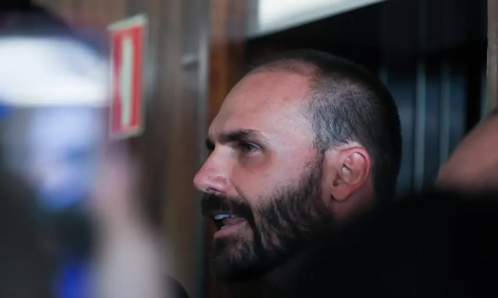 Eduardo pede volta de Magnitsky após Moraes suspender visitas de Flávio a Bolsonaro