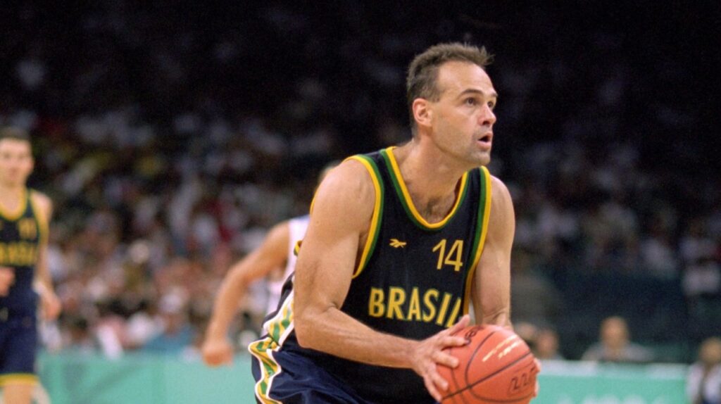 Oscar Schmidt só fez menos pontos que LeBron James e mantém recordes olímpicos há décadas