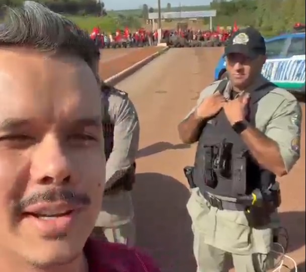 Polícia Militar prende vereador por desacato durante manifestação do MST em Santa Helena de Goiás