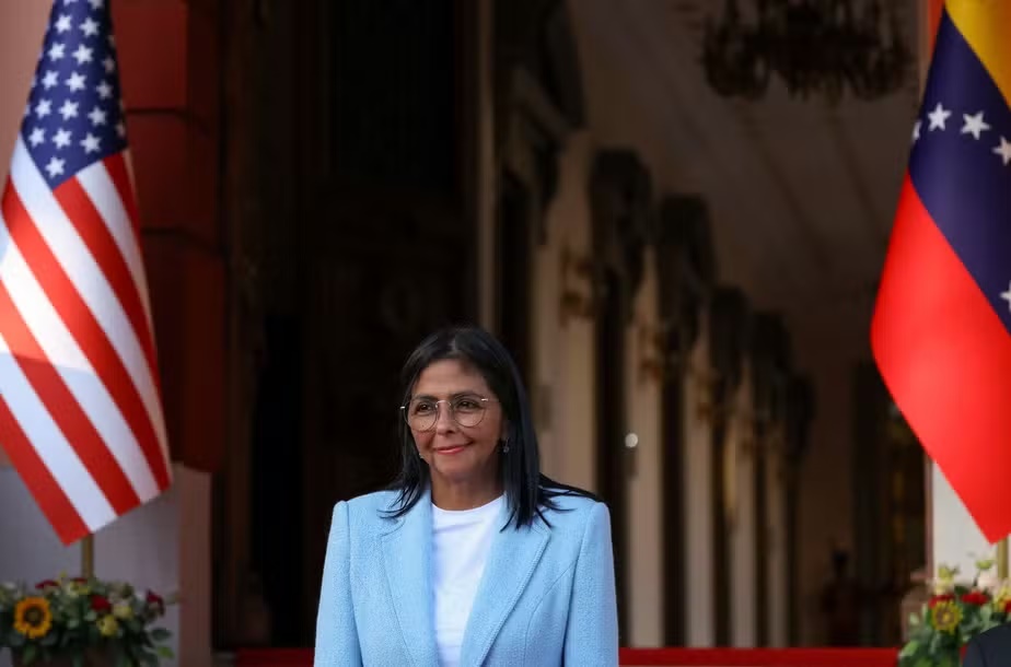 EUA removem sanções contra presidente interina da Venezuela