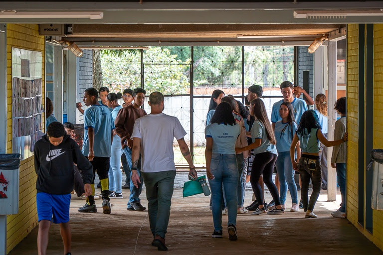 Abandono escolar cai 39% e reprovação diminui 33% na rede pública de educação em Goiás 