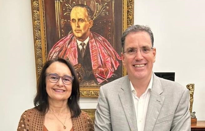 Reitora da UFG visita IHGG e elogia exposição sobre Brasília