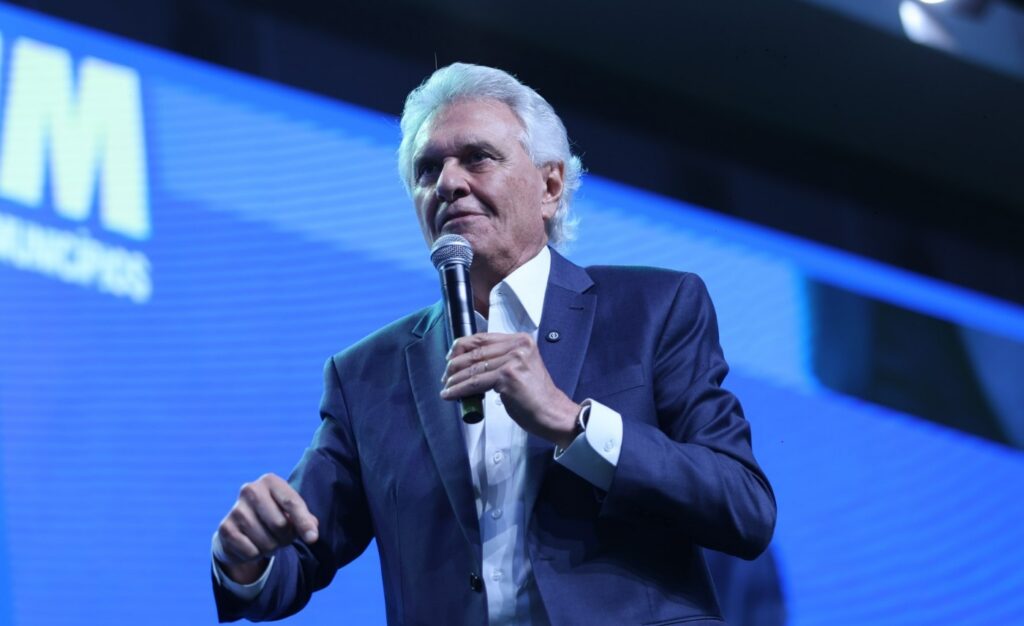 Caiado defende união centro-direita contra o PT e evita críticas a Flávio Bolsonaro