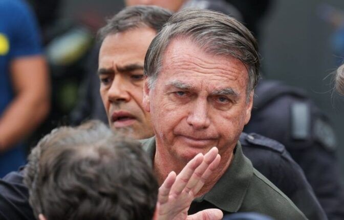 Após cirurgia no ombro, Bolsonaro recebe alta e retorna à prisão domiciliar