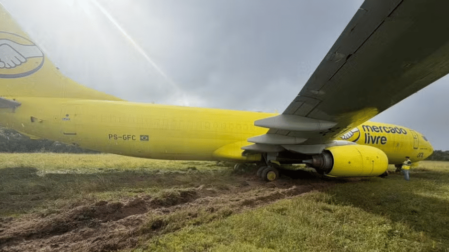 Avião Sai da pista após pousar no aeroporto de Salvador
