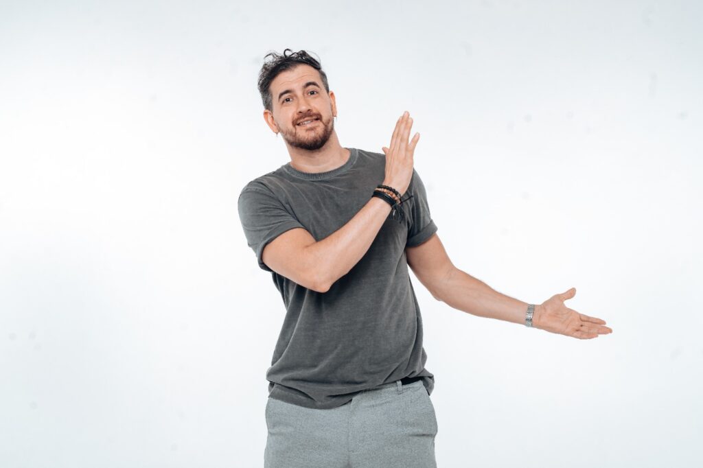 Comediante Afonso Padilha apresenta espetáculo ‘Como Nossos Pais’ em Anápolis e Goiânia