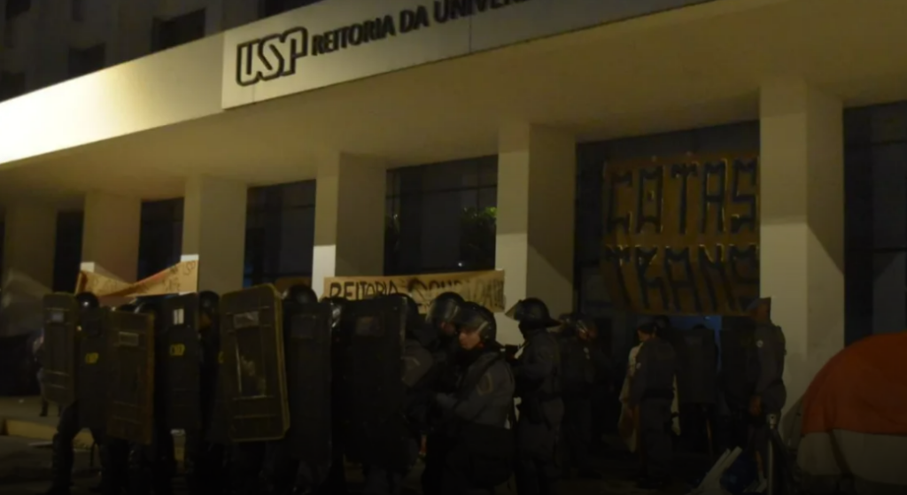 PM expulsa estudantes com bombas de efeito moral e retoma reitoria da USP