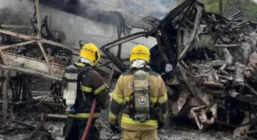 Batida entre ônibus e carreta seguida de incêndio deixa ao menos oito mortos na BR-251 em MG
