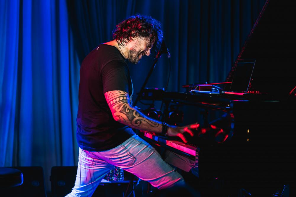 Piano e rock se encontram no palco do Teatro Goiânia