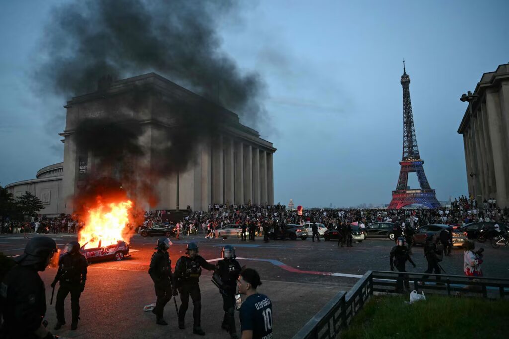 Comemoração do título do PSG termina com mais de 280 presos e policiais feridos em Paris