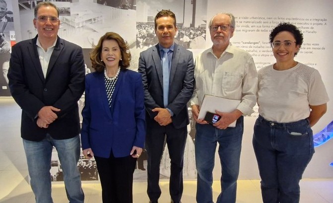 Presidente do TRE-GO visita IHGG e recomenda exposição sobre Brasília
