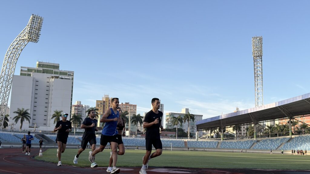 Corrida ocupa o Estádio Olímpico e transforma pista histórica em ponto de encontro do Centro