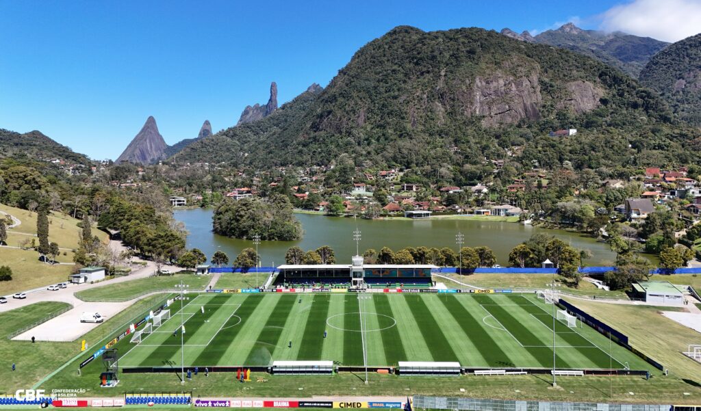 Parte da seleção brasileira chega à Granja Comary para início da preparação para a Copa