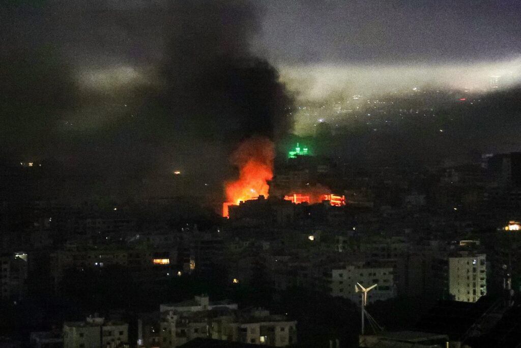 Israel ataca Beirute pela primeira vez desde anúncio de cessar-fogo com o Hezbollah