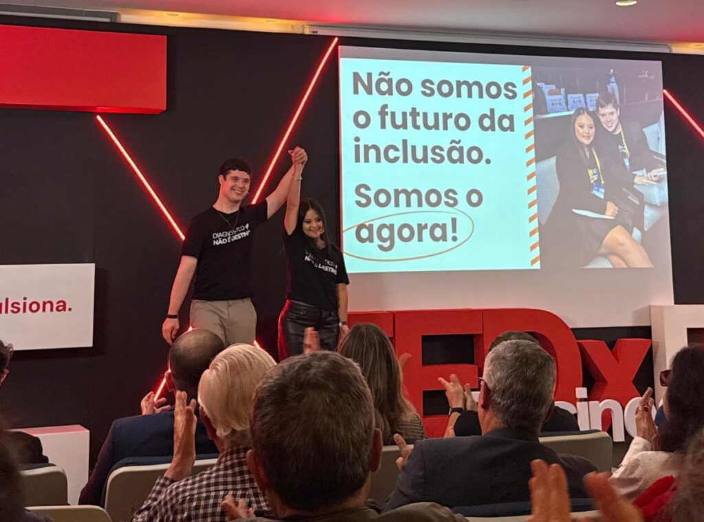 Goiano João Vitor de Paiva e Manu Vazquez falam sobre inclusão durante palestra no TEDxFIA 2026, em São Paulo