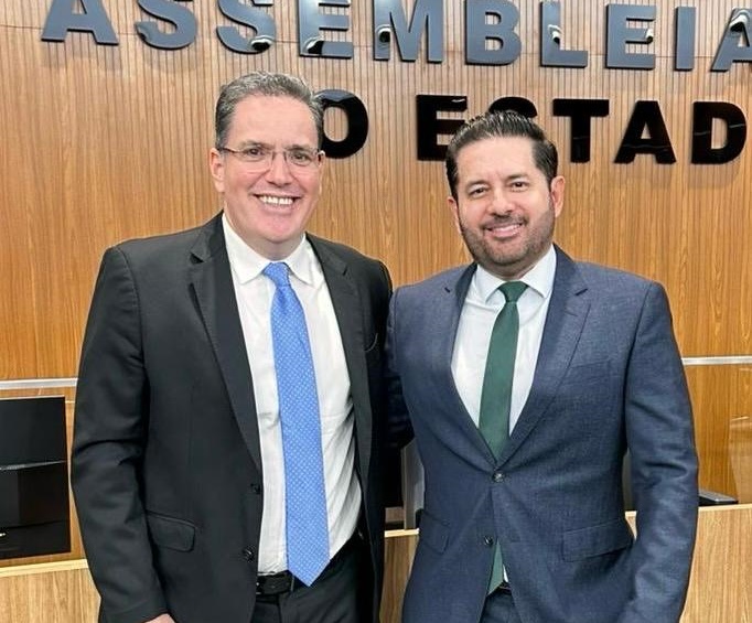 Juiz Mateus Milhomem, do IHGG, ganha Medalha do Mérito Legislativo