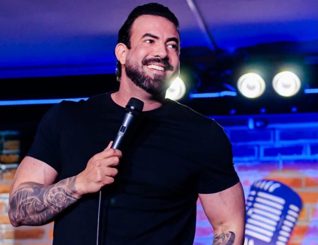 Comediante Raphael de Campos apresenta show solo em Goiânia