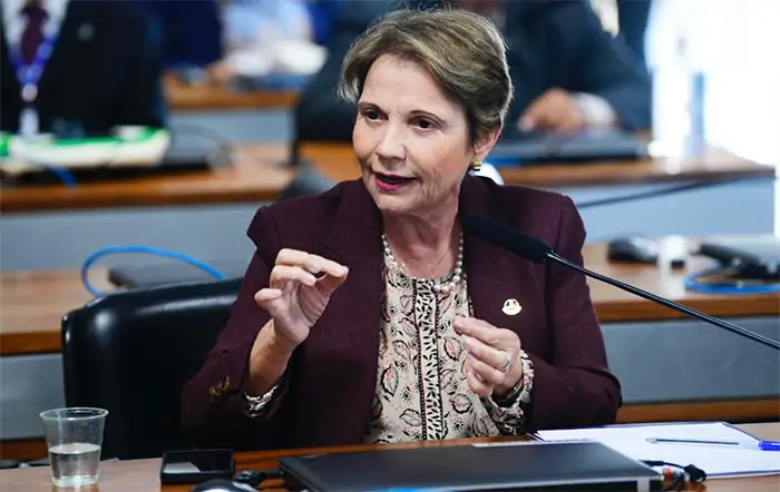 Tereza Cristina avisa a aliados que aceitou ser vice de Flávio Bolsonaro