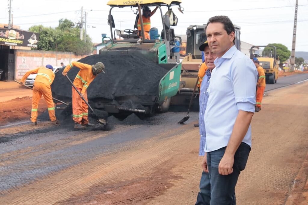 Leandro Vilela vistoria obras de asfalto nos setores Buriti Sereno e Colina de Homero