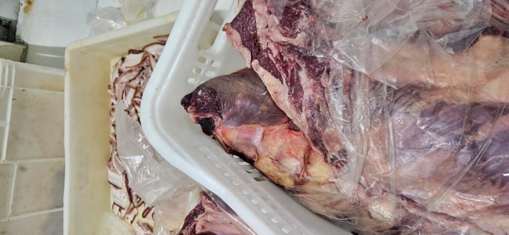 Procon Goiás apreende mais de 215kg de carne imprópria em supermercado de Goiânia