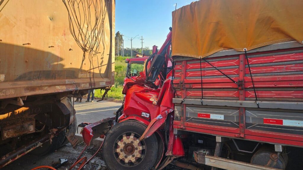 Colisão entre caminhões deixa dois mortos na BR-153 em Aparecida de Goiânia