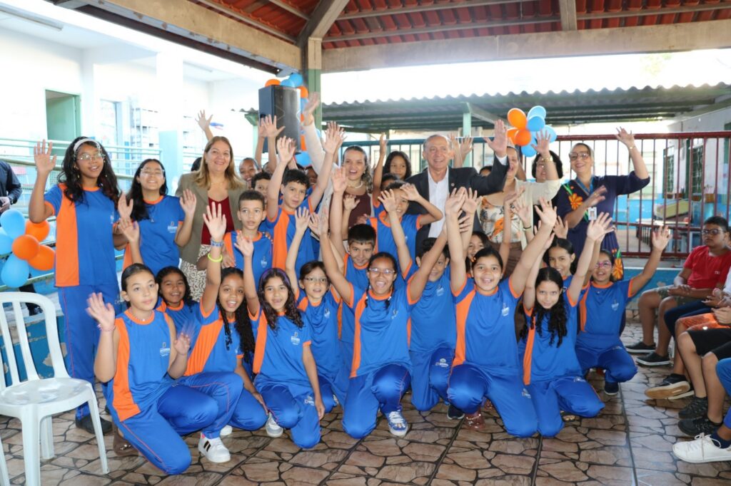 “Faz a gente se sentir parte da escola”, dizem alunos durante entrega de uniformes em Goiânia