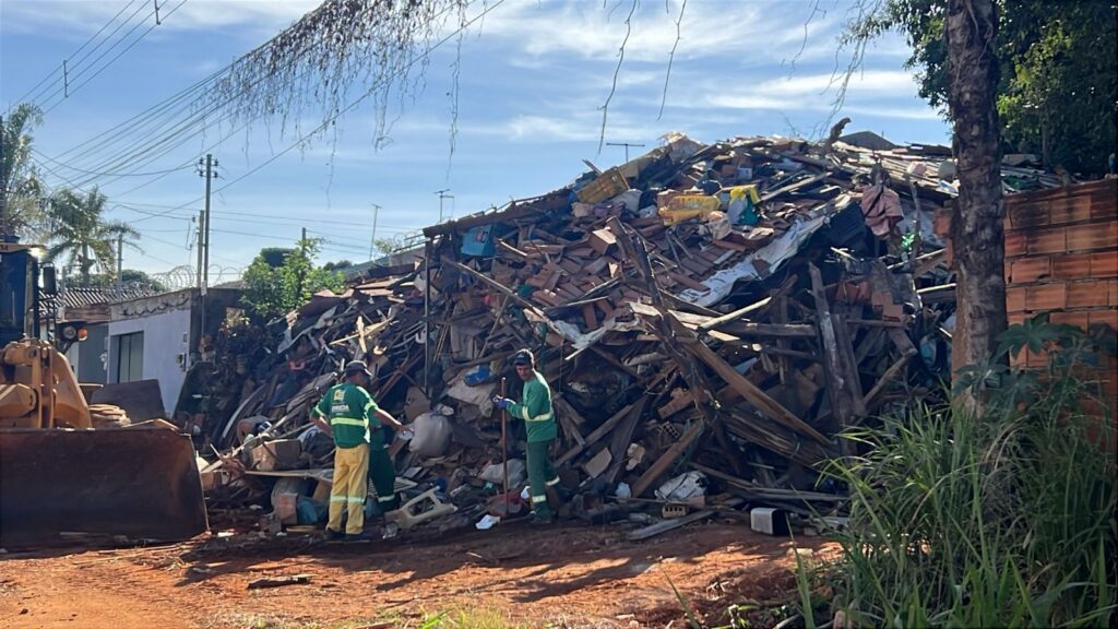 Prefeitura de Aparecida realiza operação e deve remover 900 toneladas de entulho em casa de acumulador
