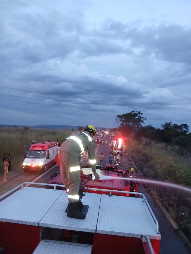 Batida na GO-213 deixa família ferida e provoca incêndio às margens da rodovia