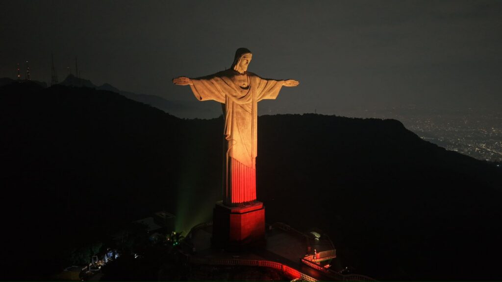 Cristo Redentor ganha cores especiais para anunciar Totus Tuus Mariae Festival 2026 em Goiânia