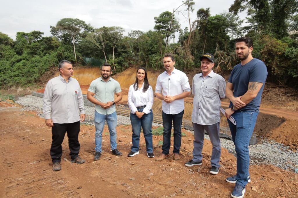 Leandro Vilela vistoria obra para conter erosão e acabar com alagamentos no Jardim Helvécia
