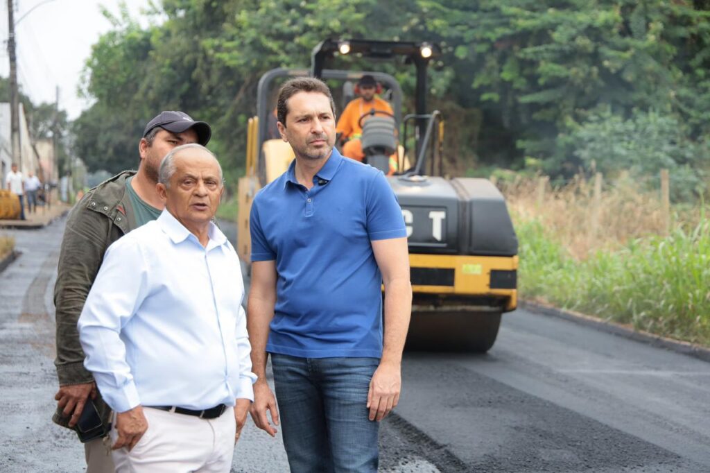 Leandro Vilela vistoria obras de recapeamento em Aparecida de Goiânia