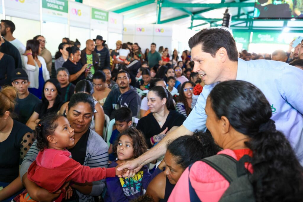 Daniel Vilela entrega de mais de 2,3 mil cartões de programas sociais em Luziânia 
