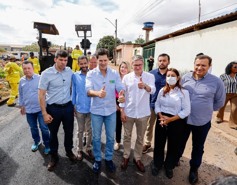 Daniel Vilela vistoria obras de asfalto em Águas Lindas