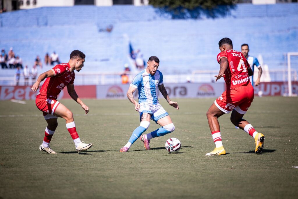 Vila Nova vence o Londrina por 1 a 0 em partida com três expulsões