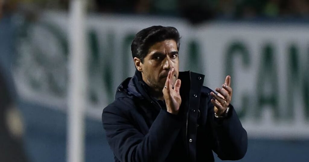 Conmebol multa o técnico Abel Ferreira em R$ 75,2 mil por gesto obsceno a Flaco no Palmeiras