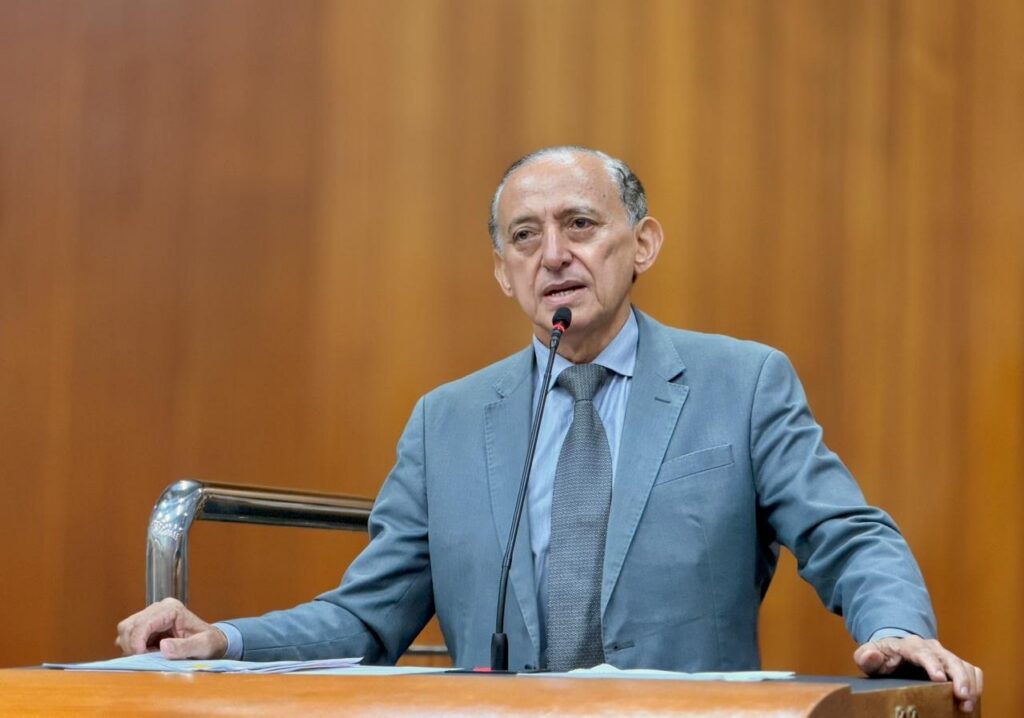 Anselmo Pereira apresenta projeto de lei que reajusta salário de professores durante visita à Câmara