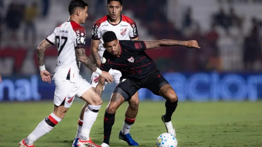 Atlético-GO perde nos pênaltis para o Athletico-PR e se despede da Copa do Brasil