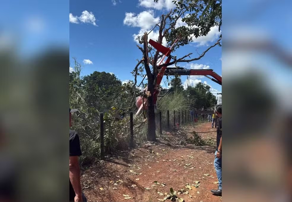 Helicóptero de Henrique e Juliano cai em fazenda no Tocantins