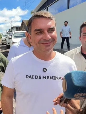Flávio Bolsonaro diz que derrubada do veto foi presente de aniversário e honra injustiçados