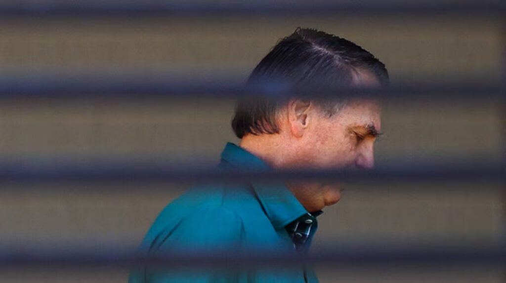 Bolsonaro teve soluços intensos e problemas de pressão nas últimas 48h, dizem médicos ao STF