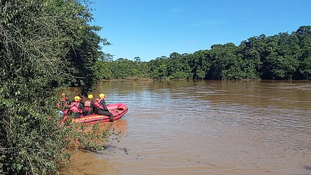 Bombeiros encontram uma das quatro pessoas desaparecidas em lago de Iporá; buscas continuam