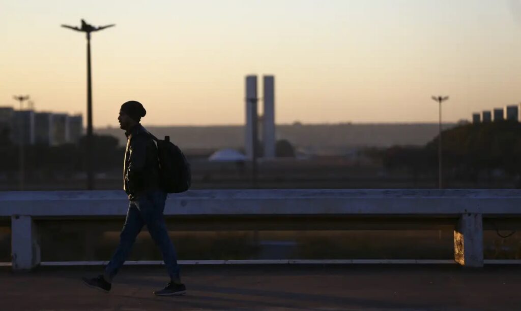 Clima seco e frio predomina no centro do país; veja previsão do tempo