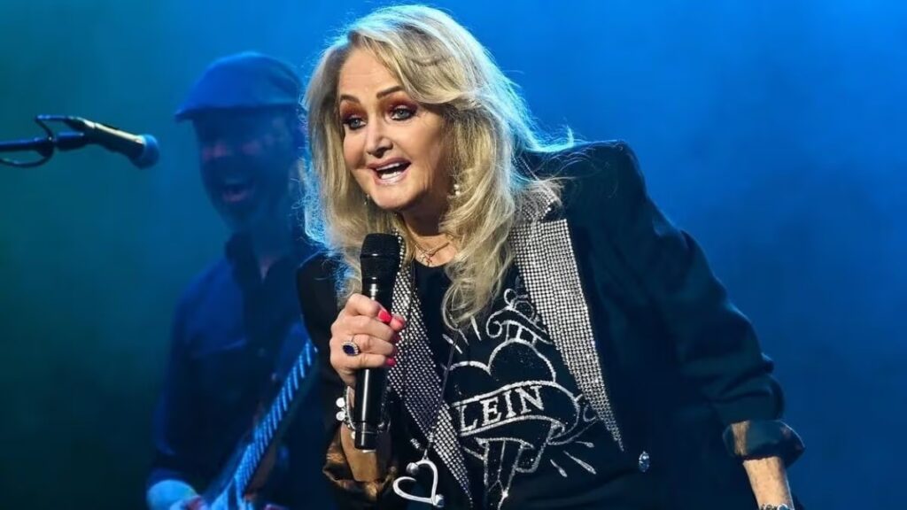 Bonnie Tyler é colocada em coma induzido após cirurgia de emergência