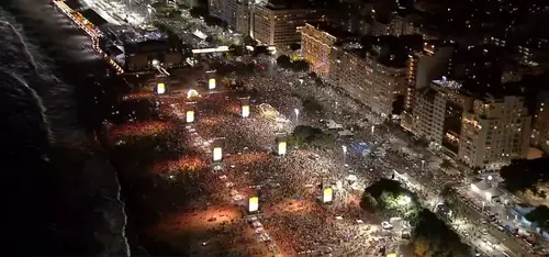 Copacabana fica tomada por fãs para o aguardado show de Shakira