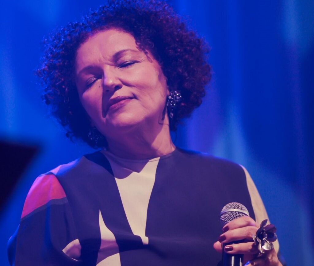 Instituto Federal de Goiás recebe show de Cláudia Vieira com repertório que mistura MPB, jazz e blues