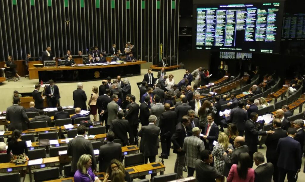 Congresso derruba veto à celebração de transferências voluntárias a municípios em ano eleitoral