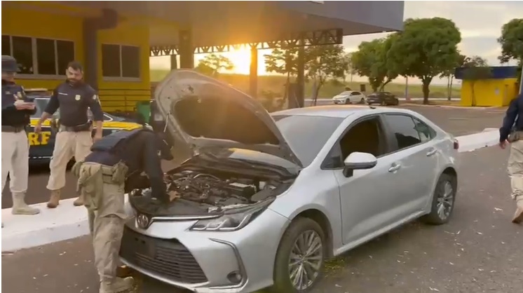 PRF recupera carro roubado transportado em cegonha na BR-153, em Itumbiara